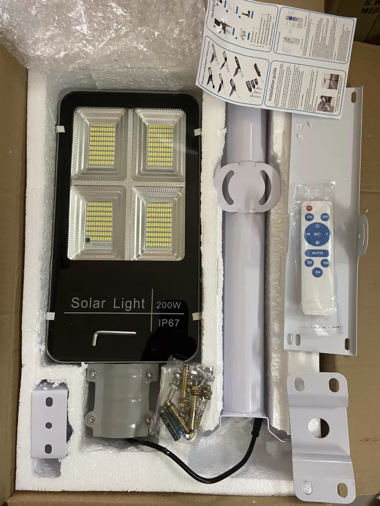 ĐÈN BÀN CHẢI NĂNG LƯỢNG MẶT TRỜI 200W
