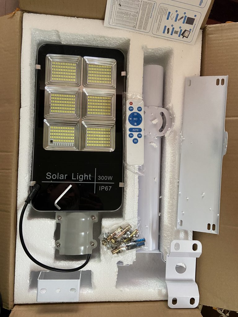 ĐÈN BÀN CHẢI NĂNG LƯỢNG MẶT TRỜI 300W