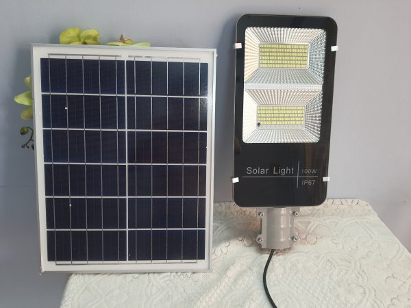 ĐÈN BÀN CHẢI NĂNG LƯỢNG MẶT TRỜI 100W