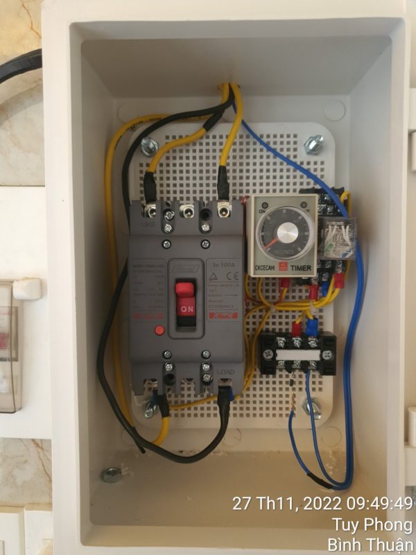 Tủ điều khiển ngắt nguồn điện khi có báo cháy dùng điện áp 24VDC hoặc 220VAC
